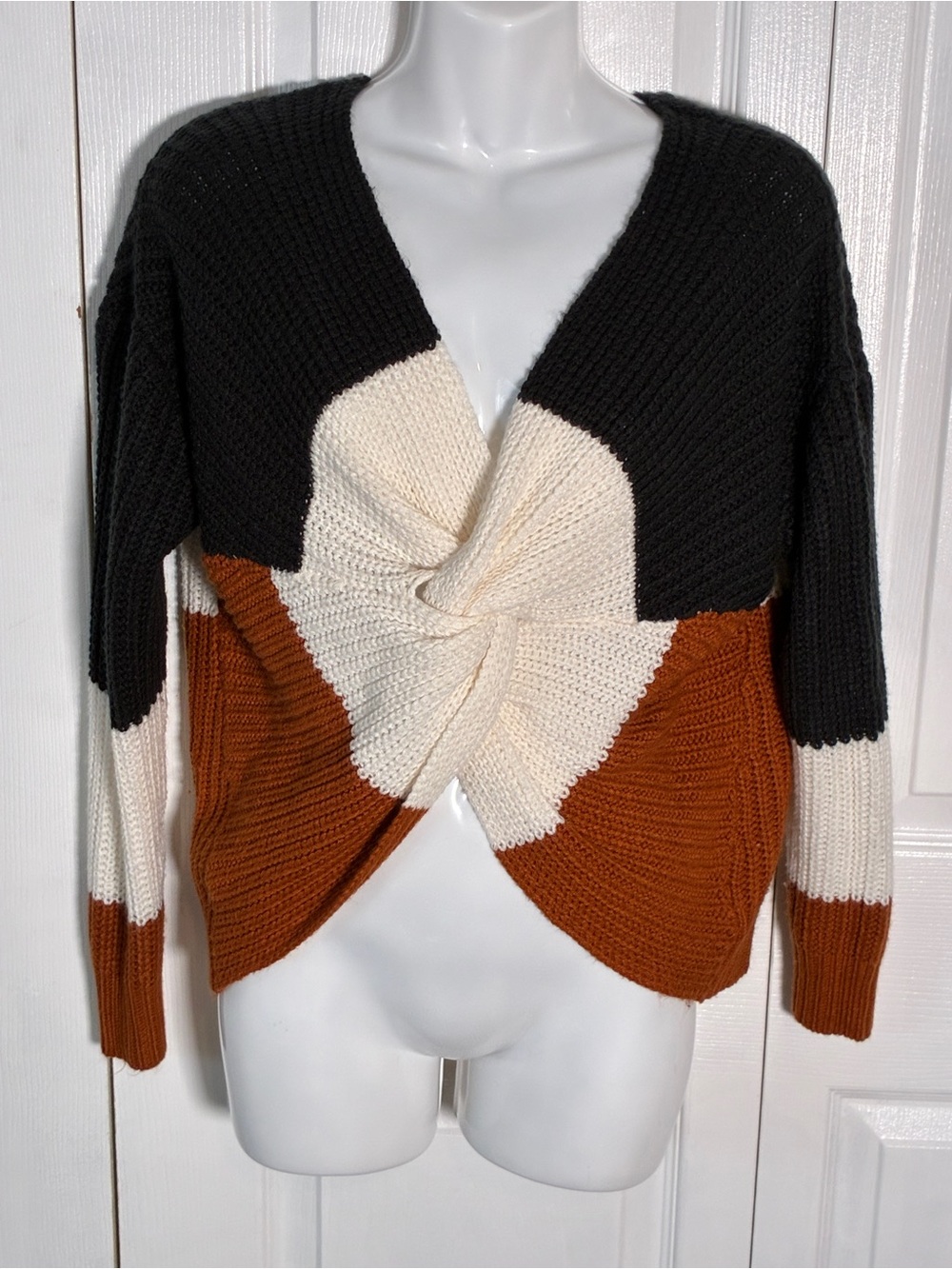 Full Circle Trends Colorblock Twist Front Sweater M
